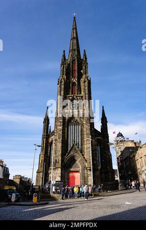 Un gruppo di persone che si trovano di fronte all'Hub, precedentemente noto come Tolbooth Kirk a Edimburgo, Scozia, Regno Unito Foto Stock