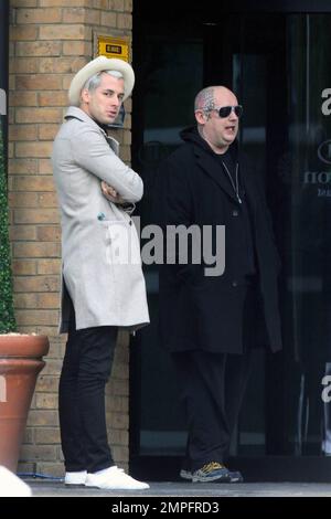 ESCLUSIVO!! Il ragazzo George copre il suo volto con il cappuccio mentre cammina con Mark Ronson che sta sfoggiando un nuovo hairdo d'argento. La coppia è stata avvistata al loro hotel a Belfast dove si trovavano fuori per un fumo prima di dirigersi verso Ronsons concerto presso il lungomare hall, Belfast, Irlanda del Nord, 09/19/10. Foto Stock