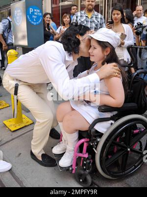 Russell Brand fa una giornata di tifosi giovane e in sedia a rotelle, mentre prende del tempo sul set del suo nuovo film 'Arthur' per passare del tempo con lei. Marca ha chiacchierato con la ragazza e i suoi genitori, posando per le foto, firmando il suo cappello e dandogli un grande bacio sulla guancia. Più tardi, aveva una sigaretta e una bottiglia d'acqua prima di tornare al suo rimorchio. New York, NY. 7/30/10. . Foto Stock