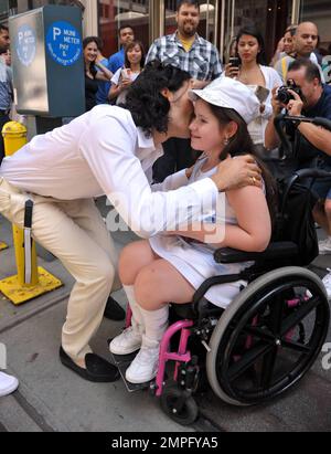 Russell Brand fa una giornata di tifosi giovane e in sedia a rotelle, mentre prende del tempo sul set del suo nuovo film 'Arthur' per passare del tempo con lei. Marca ha chiacchierato con la ragazza e i suoi genitori, posando per le foto, firmando il suo cappello e dandogli un grande bacio sulla guancia. Più tardi, aveva una sigaretta e una bottiglia d'acqua prima di tornare al suo rimorchio. New York, NY. 7/30/10. . Foto Stock