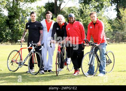 Matt Willis, Sam Attwater, Richard Branson, Oritse Williams e Marcus Patrick alla presentazione della squadra di Richard Branson per il Virgin Active London Triathlon. Londra, Regno Unito. 6/7/11. Foto Stock