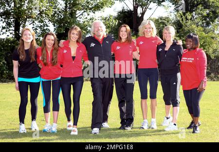 Olivia Hallinan, Michelle Heaton, Liz Locke, Richard Branson, Melanie Chisholm, Mcnell Andrew, Chloe Madeley e Tameka Empson alla presentazione della squadra di Richard Branson per il Virgin Active London Triathlon. Londra, Regno Unito. 6/7/11. Foto Stock