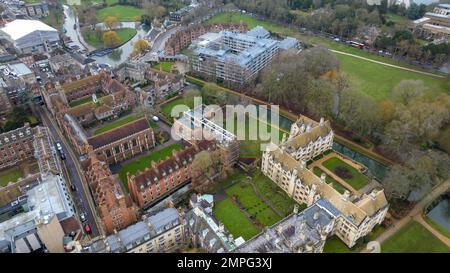 La foto del gennaio 26th 2023 mostra una vista aerea del Queens College all'Università di Cambridge. Foto Stock
