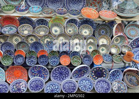 Ceramiche tradizionali esposte in Tunisia Foto Stock