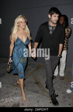 Ragazza porta accanto Bridget Marquardt e il ragazzo Nick Carpenter posa e sorriso per le telecamere come lasciano il nightclub My House dopo aver goduto di una data notte a Hollywood, CA. 6/24/09. Foto Stock