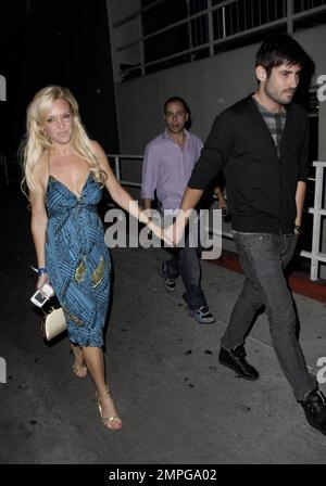 Ragazza porta accanto Bridget Marquardt e il ragazzo Nick Carpenter posa e sorriso per le telecamere come lasciano il nightclub My House dopo aver goduto di una data notte a Hollywood, CA. 6/24/09. . Foto Stock