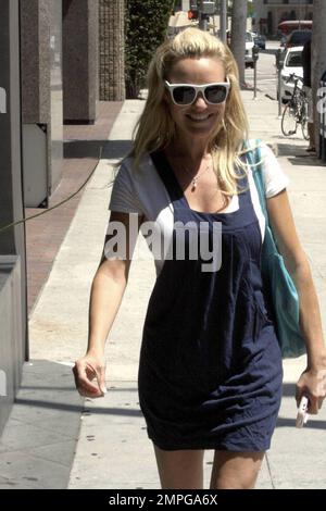 Ex ragazza accanto Bridget Marquardt abiti giù in un casual estate vestito come lei corre errands a Beverly Hills, CA. 7/8/09. . Foto Stock