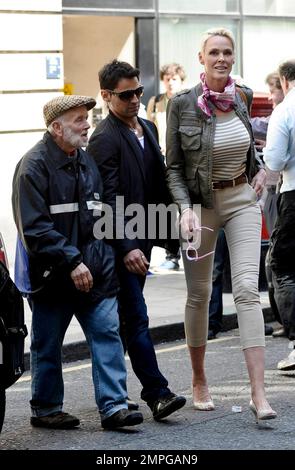 La reality star Brigitte Nielsen è avvistata lasciando la BBC radio 2 questo pomeriggio con il marito Mattia Dessi. Londra, Regno Unito. 05/04/11. Foto Stock