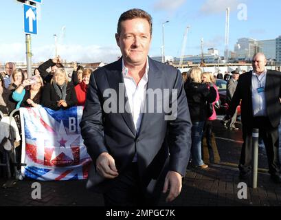 Judge Piers Morgan arriva e dà il benvenuto alle folle di talenti inglesi a Glasgow, Regno Unito. 1/18/10. . Foto Stock