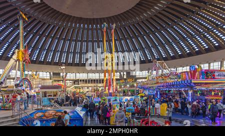 Belgrado, Serbia - 25 dicembre 2022: Folla di persone al parco divertimenti Winter Fun Fair in Large Hall. Foto Stock