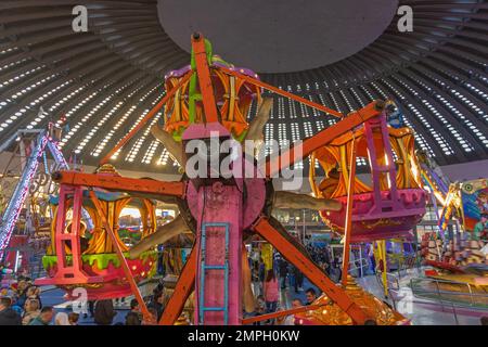 Belgrado, Serbia - 25 dicembre 2022: Giro in famiglia della ruota panoramica invernale per bambini nel parco divertimenti Hall. Foto Stock