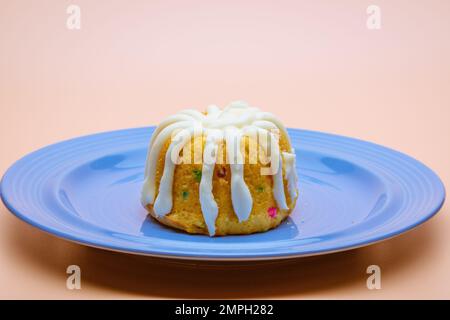 Torta di conetti su piatto blu Foto Stock