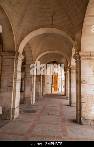 Santiago de Compostela, Spagna - 13 maggio 2015: Archi del Palazzo di Raxoi in Piazza Obradoiro, Santiago de compostela Foto Stock