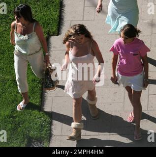 Esclusivo!! Britney Spears, sua madre e sorella Jamie Lynn godono di una passeggiata attraverso i terreni di un hotel di lusso a Santa Monica, CA. Britney sta alloggiando in un bungalow privato presso l'hotel con vista sulla spiaggia con l'affollato Kevin Federline, ma la coppia ha trascorso la maggior parte della giornata a parte. Britney ha indossato un abito estivo che le ha mostrato la sua crescente scissione che sta aggiungendo carburante alla specualizzazione della gravidanza della cantante. 04/01/05 Foto Stock