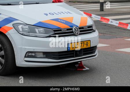 Auto di polizia di fronte a Ducktape ad Amsterdam Paesi Bassi 24-1-2023 Foto Stock