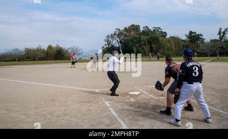 David Adams, Comandante, Fleet Activities Sasebo (CFAS), lancia il primo campo al sindaco di Saikai Yasuhiko Sugizawa durante il Saikai Frendship Game al Yokoseura Park a Saikai City, Giappone, 16 ottobre 2022. Il torneo di softball si è tenuto per celebrare il rapporto tra CFAS e Naval Beach Unit 7 e Saikai City e per promuovere la cameratismo tra marinai e cittadini locali. Foto Stock