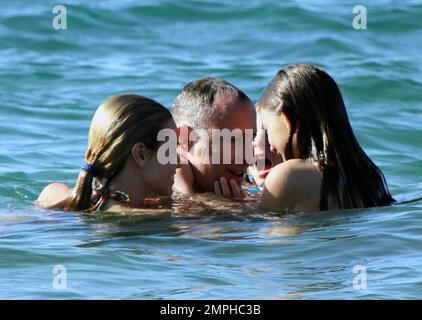 Modella e attrice Brooke Burns e Gavin o'Connor giocano sulla spiaggia con le loro figlie alle Hawaii. 27th dicembre 2011. Foto Stock