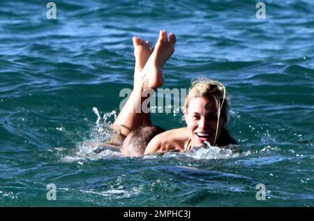 Modella e attrice Brooke Burns e Gavin o'Connor giocano sulla spiaggia con le loro figlie alle Hawaii. 27th dicembre 2011. Foto Stock