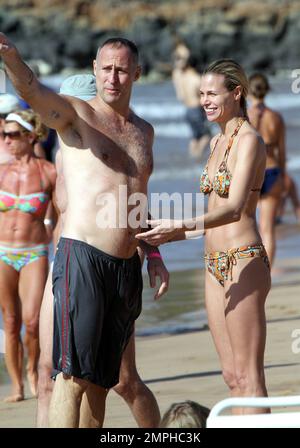 Modella e attrice Brooke Burns e Gavin o'Connor giocano sulla spiaggia con le loro figlie alle Hawaii. 27th dicembre 2011. Foto Stock