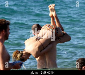 Modella e attrice Brooke Burns e Gavin o'Connor giocano sulla spiaggia con le loro figlie alle Hawaii. 27th dicembre 2011. Foto Stock