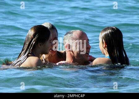 Modella e attrice Brooke Burns e Gavin o'Connor giocano sulla spiaggia con le loro figlie alle Hawaii. 27th dicembre 2011. Foto Stock