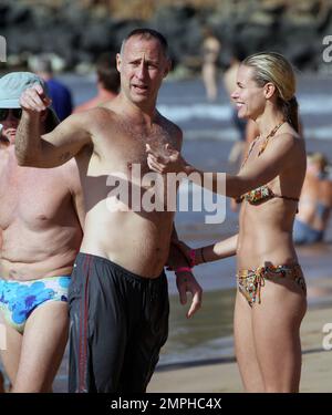 Modella e attrice Brooke Burns e Gavin o'Connor giocano sulla spiaggia con le loro figlie alle Hawaii. 27th dicembre 2011. Foto Stock