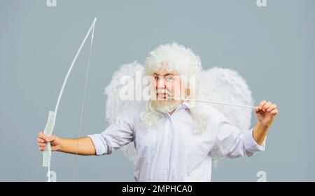 Festa di San Valentino. Angelo Cupido uomo in ali bianche con arco e freccia. Dio dell'Amore. Foto Stock