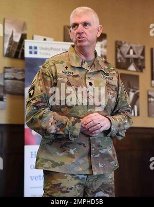 Cappellano (Lt. Col.) Kevin Niehoff, Stati Uniti Il comando per il sostegno dell’esercito, presenta “il ruolo della Chiesa e dei leader basati sulla fede” il 18 ottobre alle celebrazioni Cityview di Trimble Pointe in Moline. Niehoff ha tenuto due presentazioni in occasione di un evento formativo composto da organizzazioni locali basate sulla fede che cercano di aiutare il personale militare nella zona. (Foto di Jon Micheal Connor, ASC Public Affairs) Foto Stock