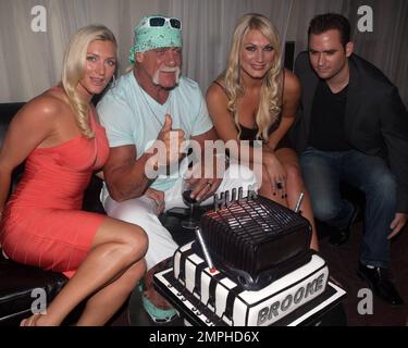 PETA postergirl Brooke Hogan, papà Hulk Hogan, che celebra il suo compleanno e moglie Jennifer partecipa alla mostra fotografica delle donne in gabbia del fotografo Jordan Michael Zuniga, che sostiene le persone per il trattamento etico degli animali a Miami, Florida. 08/11/2011 Foto Stock