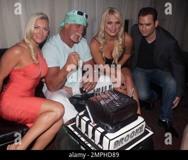 PETA postergirl Brooke Hogan, papà Hulk Hogan, che celebra il suo compleanno e moglie Jennifer partecipa alla mostra fotografica delle donne in gabbia del fotografo Jordan Michael Zuniga, che sostiene le persone per il trattamento etico degli animali a Miami, Florida. 08/11/2011 Foto Stock