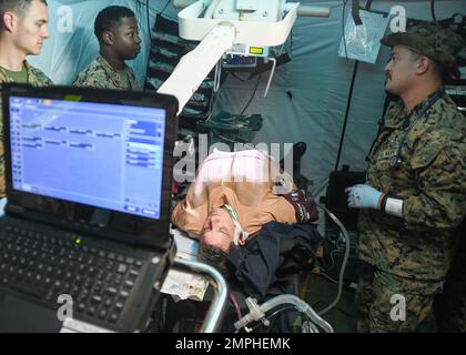 2nd il personale medico del battaglione medico si prepara ad operare su una tuta chirurgica durante un evento di incidente di massa simulato come parte dell'esercizio Carolina Response. La tuta chirurgica è di proprietà del Naval Medical Center Camp Lejeune ed è utilizzata da varie unità mediche per l'addestramento alla cura dei traumi. Foto Stock