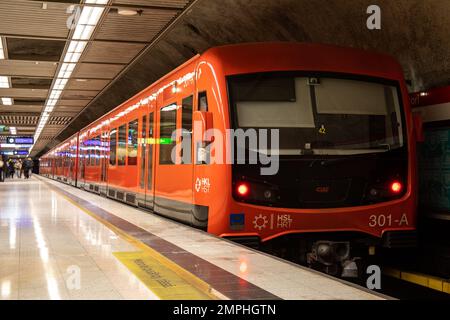 Treno della metropolitana Orange alla stazione della metropolitana Rautatientori a Helsinki, Finlandia Foto Stock
