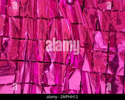 Primo piano di un foglio quadrato magenta stratificato astratto Foto Stock