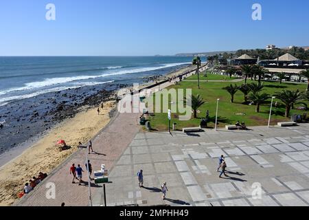 Playa del Faro, che guarda ad ovest lungo la spiaggia, il mare e l'area dello shopping dal faro di Maspalomas, Gran Canaria Foto Stock