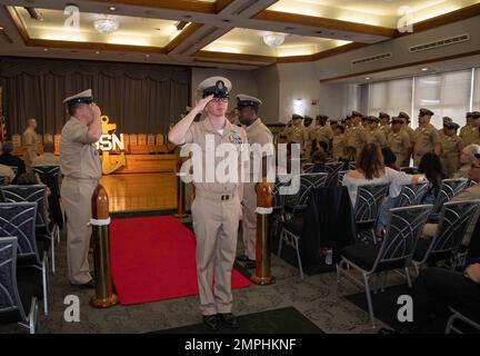 Il Capo Ospedale Corpsman Joshua Wicker, assegnato alla miniera contromisure nave USS Warrior (MCM 10), saluta i sideboys mentre è stato pied a bordo come capo ufficiale di piccolo per la prima volta durante una cerimonia di pinning al comandante, Fleet Activities Sasebo ottobre 21, 2022. Il rango di Chief Petty Officer è stato creato il 1 aprile 1893, e la cerimonia di pinning del Chief Petty Officer è una tradizione unica per la Marina degli Stati Uniti che significa la promozione a una posizione cruciale di leadership e responsabilità. Foto Stock