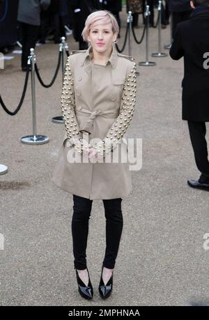 Ellie Goulding si posa a Kensington Gardens prima di dirigersi all'interno per la sfilata di moda Burberry Prorsum durante la London Fashion Week. 02/21/11. Foto Stock