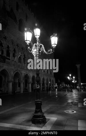 Illuminazione stradale nel centro di Venezia Foto Stock