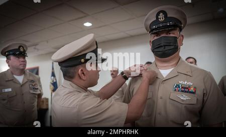 BASE NAVALE GUAM (OTT 24, 2022) marinai, civili e famiglie militari si sono riuniti per assistere all’avvio di alcuni dei più recenti ufficiali capi della regione durante una cerimonia di pinning a Top o’ the Mar a bordo della base navale statunitense Guam (NBG) a Nimitz Hill, ottobre 21. I 13 capi appena inchiodati, hanno rappresentato i seguenti comandi: - NBG - Comandante, Joint Region Marianas - Naval Hospital Guam - 30th Naval Construction Regiment - Naval Mobile Construction Battaglione 11 - Naval Recruiting Office Guam - Priority Management Office - Naval Munitions Command East Asia Division Unit Guam A. Foto Stock