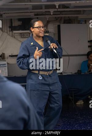 221022-N-TT639-2049 EAST CHINA SEA (22 ottobre 2022) – Senior Chief Information Systems Technician Shantay Beane, di Dallas, esegue il karaoke sui ponti in disordine a bordo del carrier d'assalto anfibio USS Tripoli (LHA 7) 22 ottobre 2022. Tripoli opera nell'area delle operazioni della flotta 7th degli Stati Uniti per migliorare l'interoperabilità con alleati e partner e fungere da pronta forza di risposta per difendere la pace e mantenere la stabilità nella regione dell'Indo-Pacifico. Foto Stock