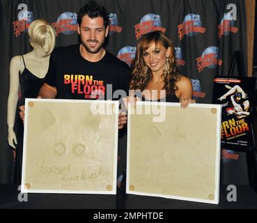 - Karina Smirnoff & Chmerkovskiy di ABC Dancing con le stelle promuovono i loro ruoli starring nella nuova sensazione di danza di Broadway 'Burn the Floor' con una cerimonia di impronta a Planet Hollywood, Times Square a New York City, New York 8/6/09. . Foto Stock