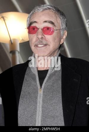 Burt Reynolds è stato notato arrivare all'aeroporto LAX da un volo da ft. Lauderdale, Florida. L'attore di 76 anni, insieme a Jon Voight, Ned Beatty e Ronny Cox, si è recato a Palm Beach per promuovere l'edizione Blu-ray del 40th° anniversario di "Deliverance". Los Angeles, California. 27th giugno 2012. . Foto Stock
