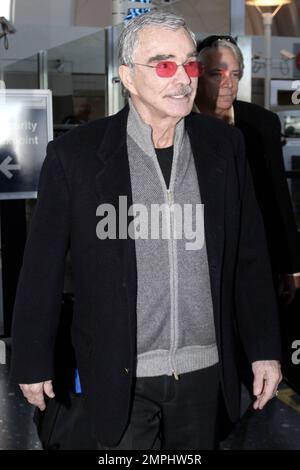 Burt Reynolds è stato notato arrivare all'aeroporto LAX da un volo da ft. Lauderdale, Florida. L'attore di 76 anni, insieme a Jon Voight, Ned Beatty e Ronny Cox, si è recato a Palm Beach per promuovere l'edizione Blu-ray del 40th° anniversario di "Deliverance". Los Angeles, California. 27th giugno 2012. . Foto Stock