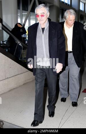 Burt Reynolds è stato notato arrivare all'aeroporto LAX da un volo da ft. Lauderdale, Florida. L'attore di 76 anni, insieme a Jon Voight, Ned Beatty e Ronny Cox, si è recato a Palm Beach per promuovere l'edizione Blu-ray del 40th° anniversario di "Deliverance". Los Angeles, California. 27th giugno 2012. . Foto Stock