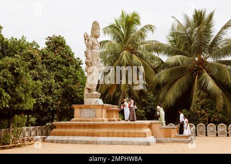 I buddisti dello Sri Lanka pregano presso una statua di Bodhisattva Avalokitesvara, alta 18 metri, al tempio di Kelaniya a Kelaniya, Sri Lanka. Il Kelaniya Raja Maha VI Foto Stock