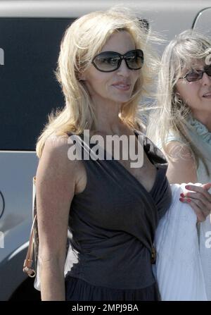 'Le reali Housewives di Beverly Hills' la stella di realtà Camille Grammer è stata macchiata comprando alcuni fiori al mercato degli agricoltori a Malibu, CA. 26th agosto 2012. Foto Stock