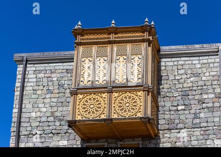 Tradizionale georgiano vecchio balcone in legno intagliato sospeso nel cortile del castello di Akhaltsikhe (Rabati), Georgia. Foto Stock