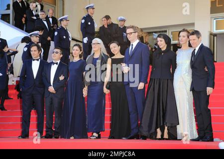 La giuria: (l-r) Gael Garcia Bernal, Jia Zhangke, Sofia Coppola, Jane Campion, Jeon do-yeon, Nicolas Winding Refn, Leila Hatami, Carole Bouquet e Willem Dafoe alla cerimonia di chiusura e alla proiezione “Un Fistful of Dollars” tenutasi al Palais des Festivals durante il 67th° Festival annuale del cinema di Cannes a Cannes. 24 maggio 2014. Foto Stock