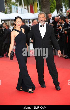 Mel Gibson e Rosalind Ross sono presenti alla cerimonia di chiusura durante il Festival del Cinema di Cannes a Cannes. 22nd maggio, 2016. Foto Stock