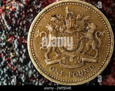 Great Britain One Pound Coin, indossato e con graffi, macro soft focus, editing sensazionale Foto Stock