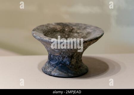 Contenitori in ceramica, Museo Archeologico di Son Fornes, sala del periodo talayotico (1300-123 a.C.), Montuiri, regione di es Pla, Maiorca, Spagna Foto Stock